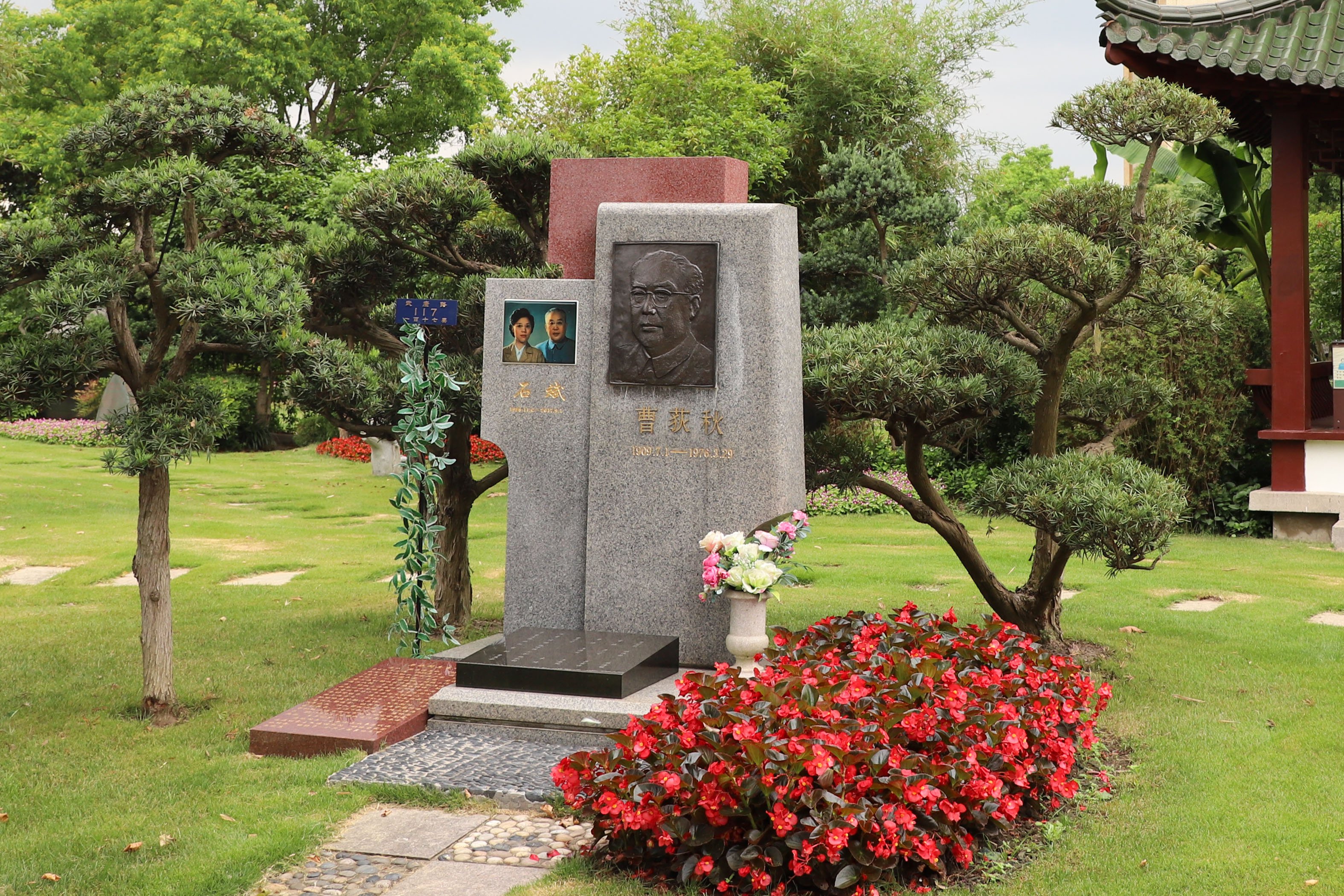 历史回响：曹荻秋纪念碑下的敬仰与思考